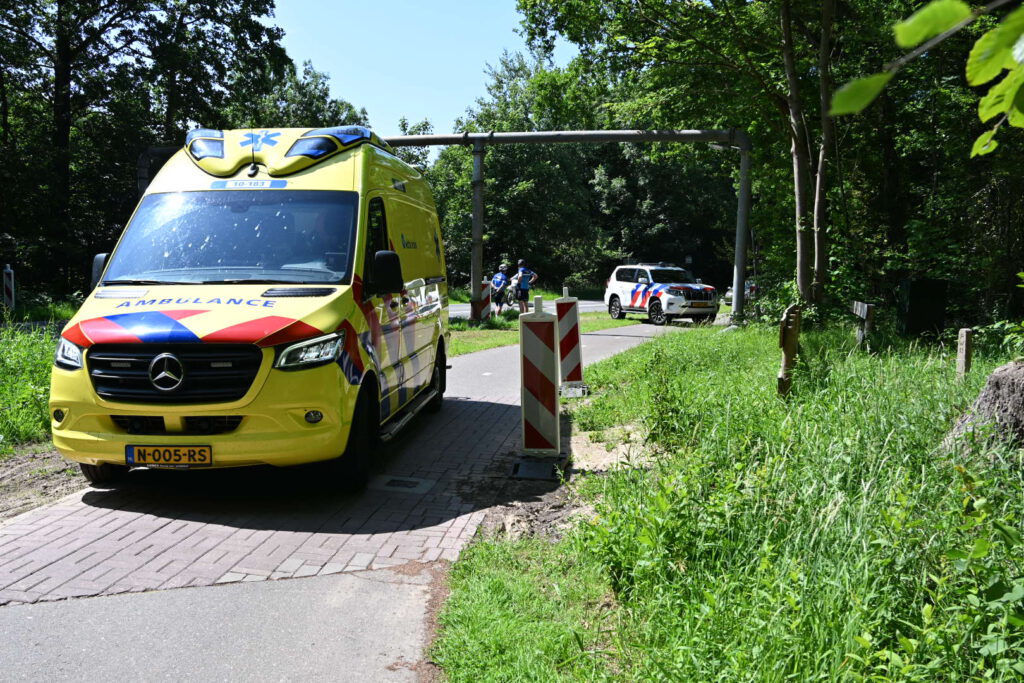 Groepje wielrenners in botsing op de Duinweg in Bergen