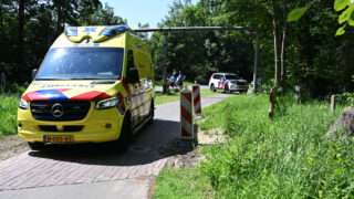 Groepje wielrenners in botsing op de Duinweg in Bergen
