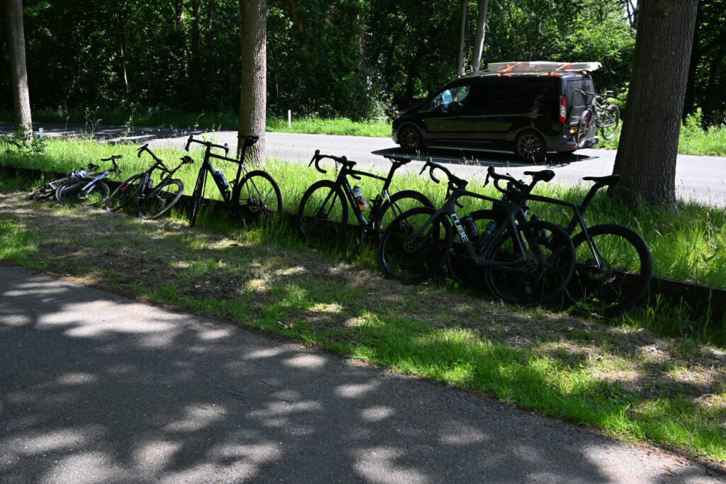 Groepje wielrenners in botsing op de Duinweg in Bergen