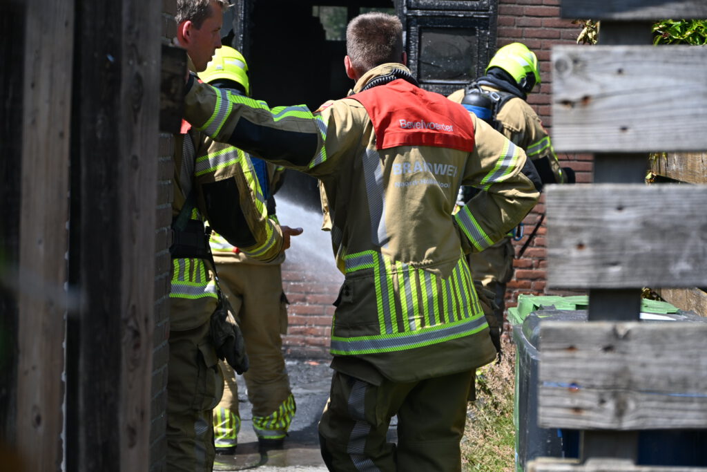 Buurman redt twee personen bij brand in tuin in Alkmaar