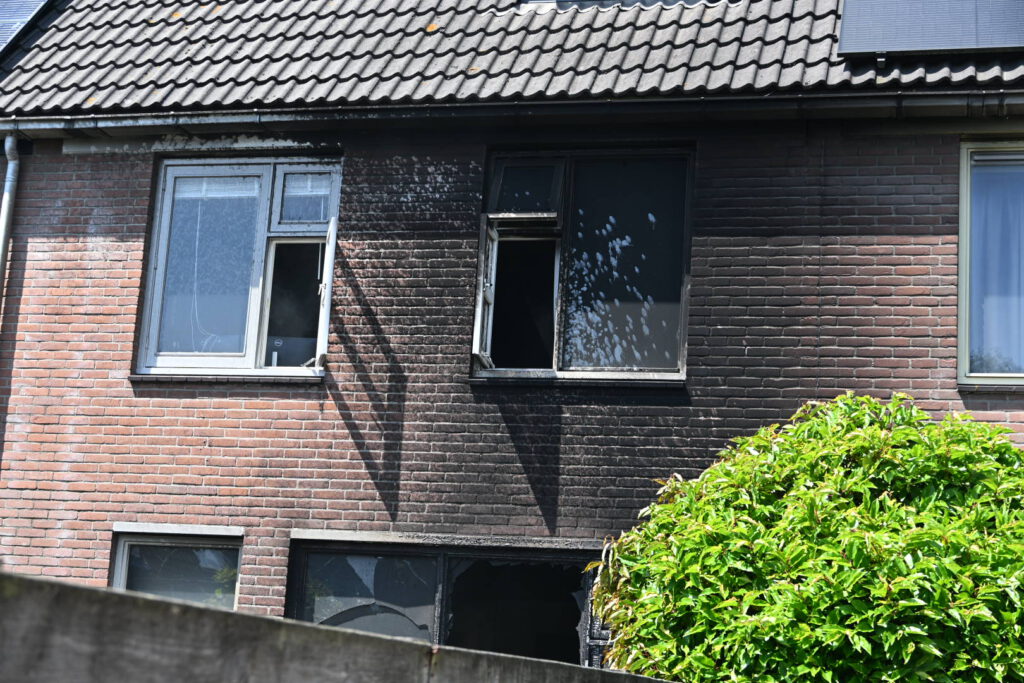 Buurman redt twee personen bij brand in tuin in Alkmaar