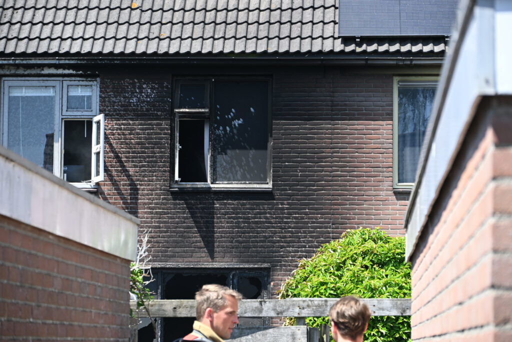 Buurman redt twee personen bij brand in tuin in Alkmaar