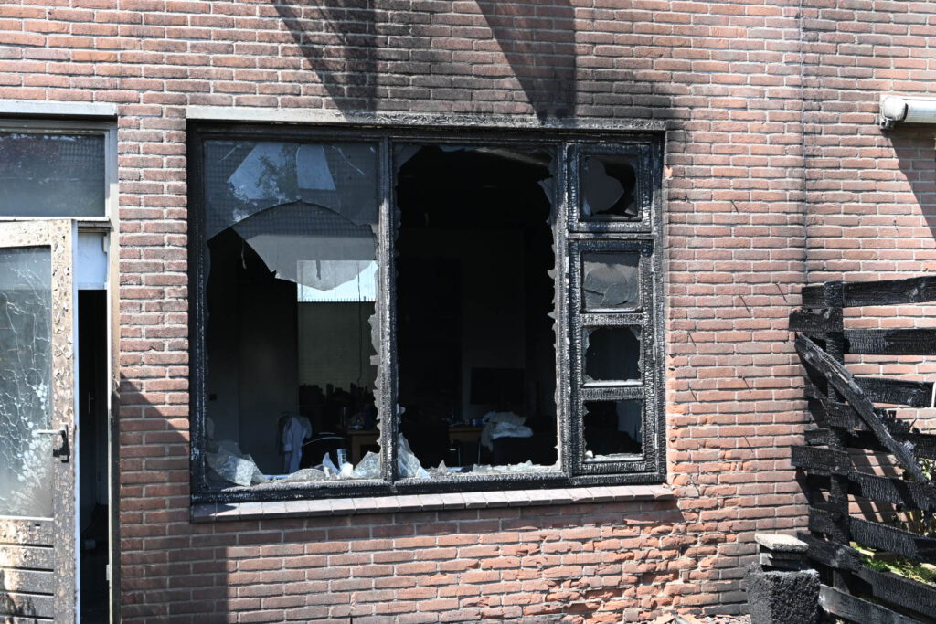 Buurman redt twee personen bij brand in tuin in Alkmaar