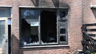 Buurman redt twee personen bij brand in tuin in Alkmaar