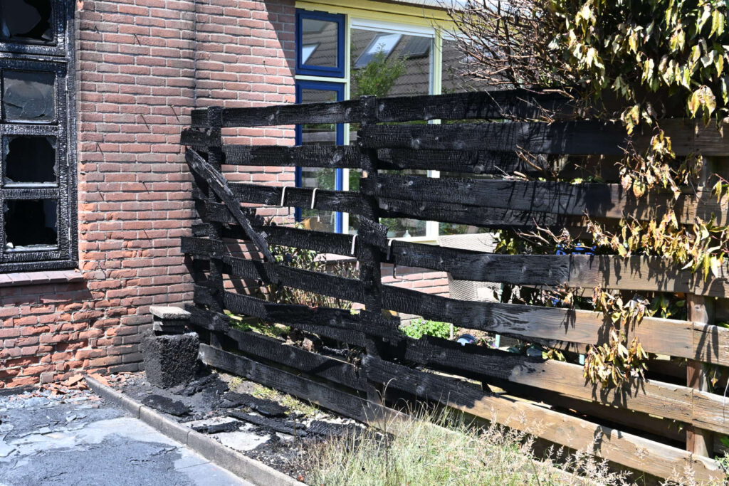 Buurman redt twee personen bij brand in tuin in Alkmaar