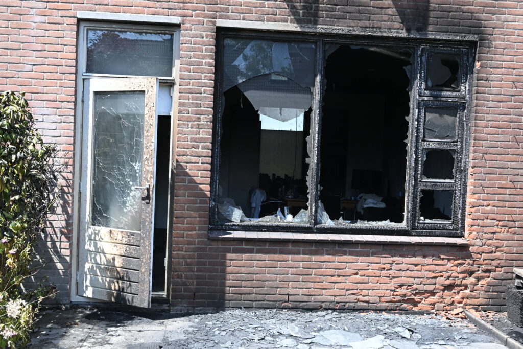 Buurman redt twee personen bij brand in tuin in Alkmaar
