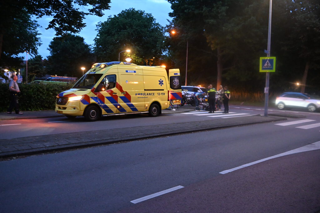 Fietser naar ziekenhuis na ongeval op Geesterweg in Alkmaar [FOTO'S]