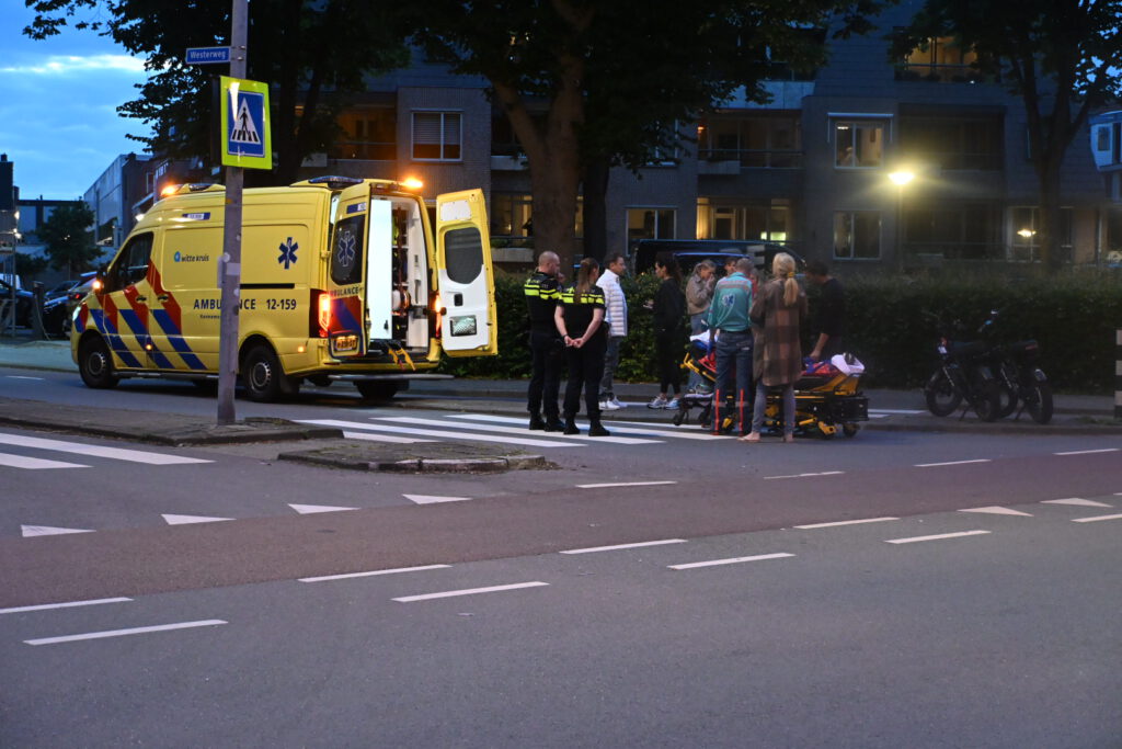 Fietser naar ziekenhuis na ongeval op Geesterweg in Alkmaar [FOTO'S]