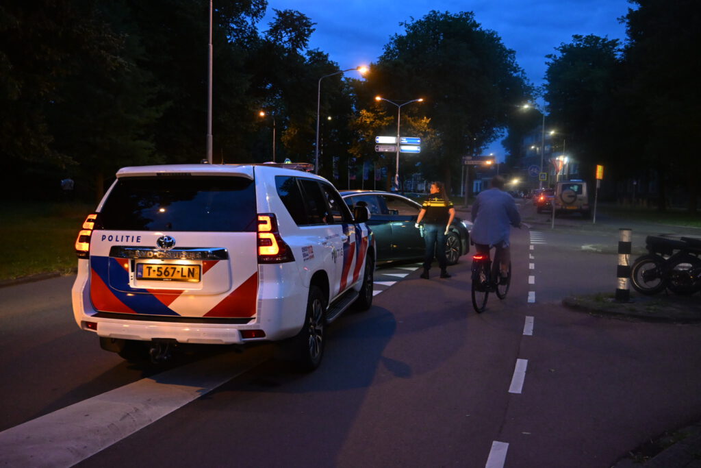 Fietser naar ziekenhuis na ongeval op Geesterweg in Alkmaar [FOTO'S]