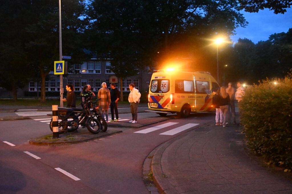 Fietser naar ziekenhuis na ongeval op Geesterweg in Alkmaar [FOTO'S]