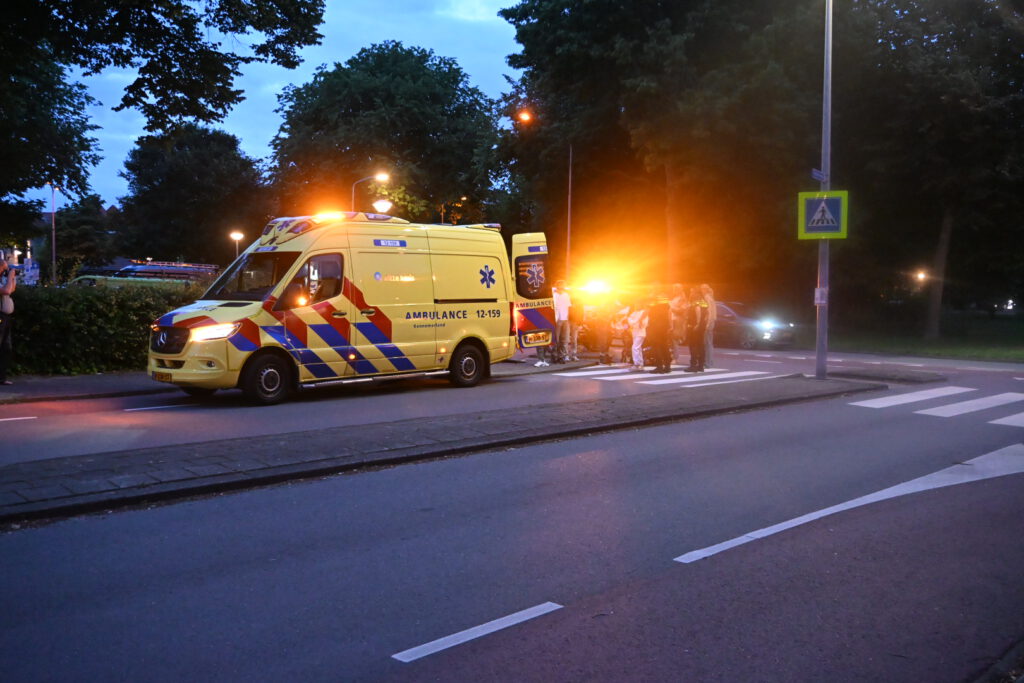 Fietser naar ziekenhuis na ongeval op Geesterweg in Alkmaar [FOTO'S]