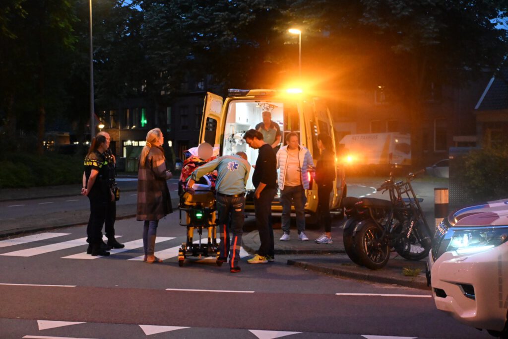 Fietser naar ziekenhuis na ongeval op Geesterweg in Alkmaar [FOTO'S]