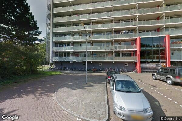 Scheuren in flat Castricum, brandweer verwijdert loshangend beton