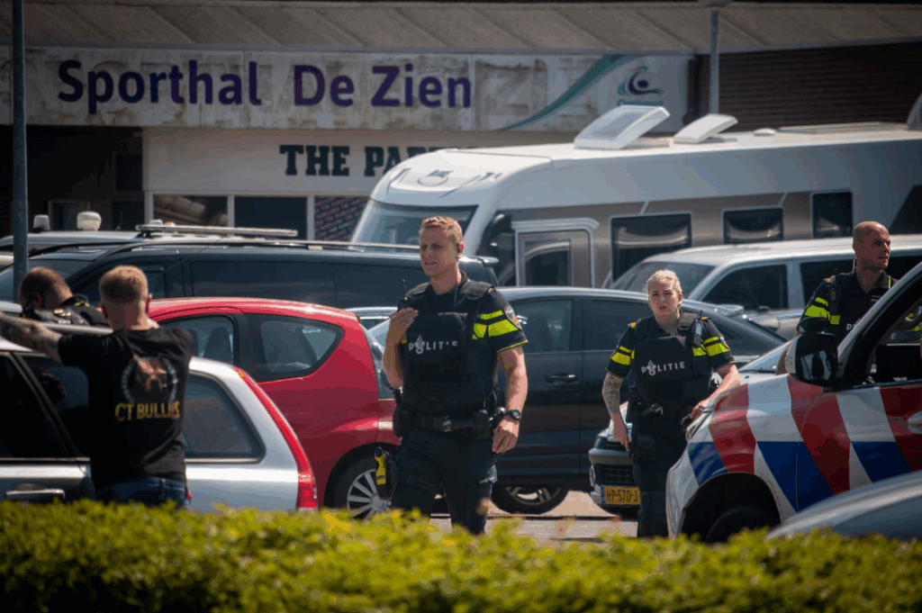 Politie zoekt man met mogelijk vuurwapen bij hondenshow