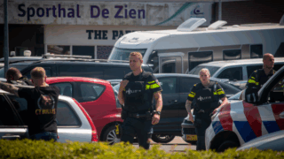 Politie zoekt man met mogelijk vuurwapen bij hondenshow