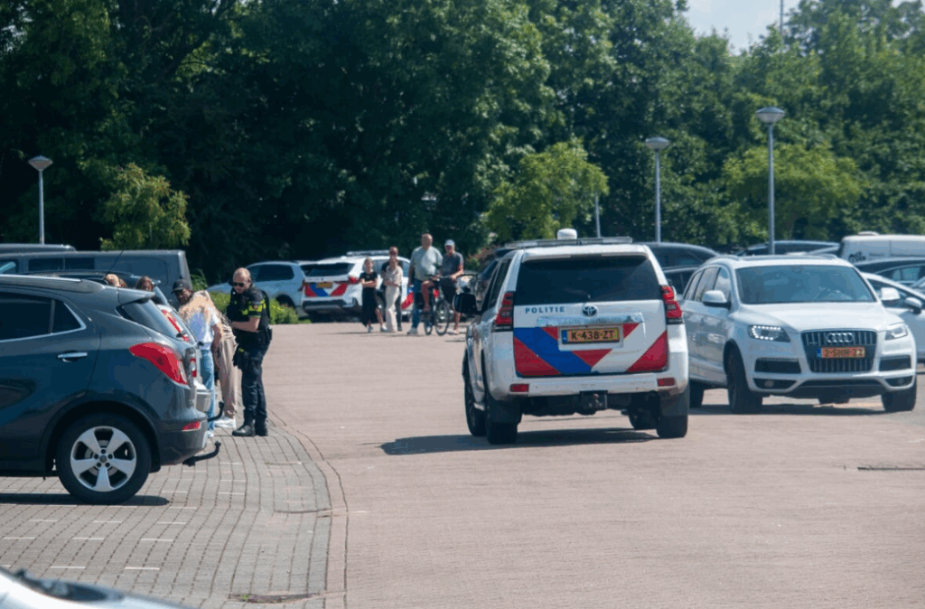 Politie zoekt man met mogelijk vuurwapen bij hondenshow