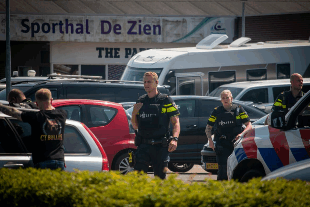 Politie zoekt man met mogelijk vuurwapen bij hondenshow