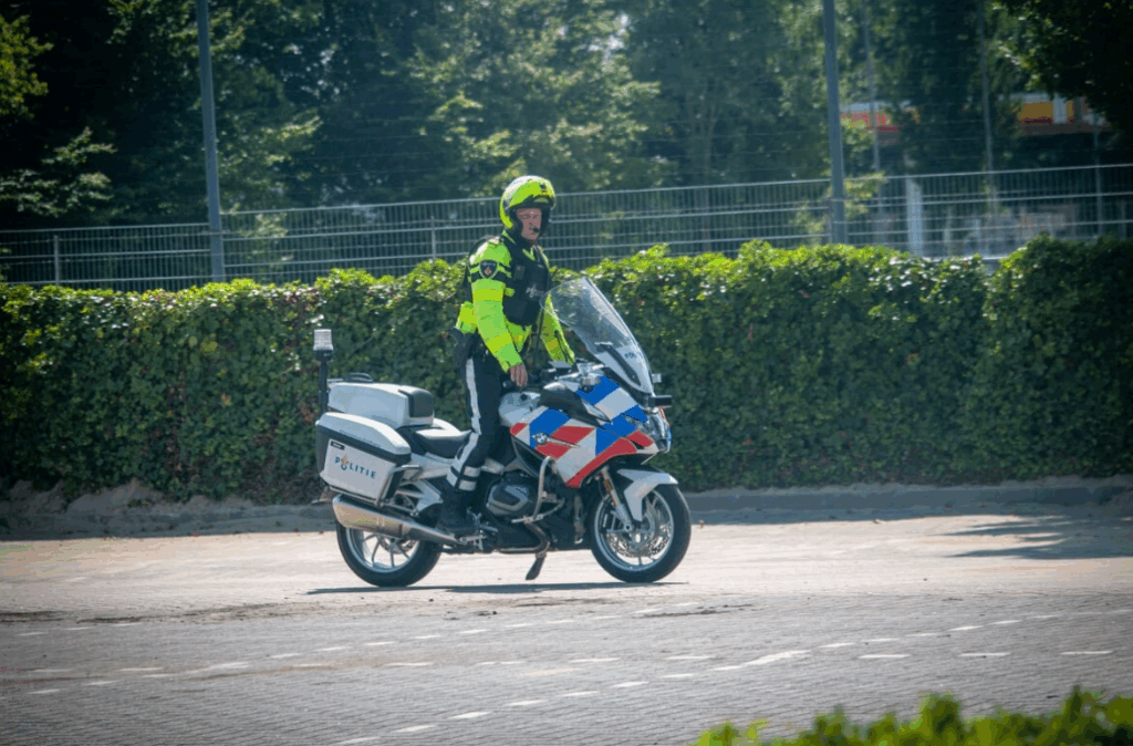 Politie zoekt man met mogelijk vuurwapen bij hondenshow