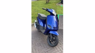 Blauwe scooter gestolen uit achtertuin aan Westerweg in Heiloo