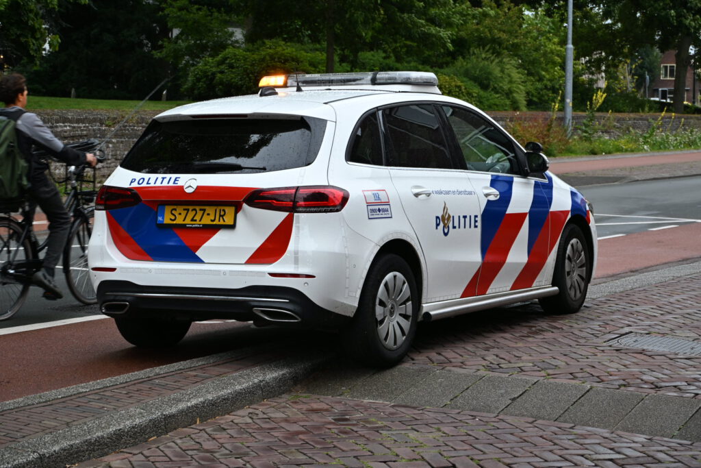 Automobilist en scooterrijder komen met elkaar in botsing in Alkmaar [FOTO'S]