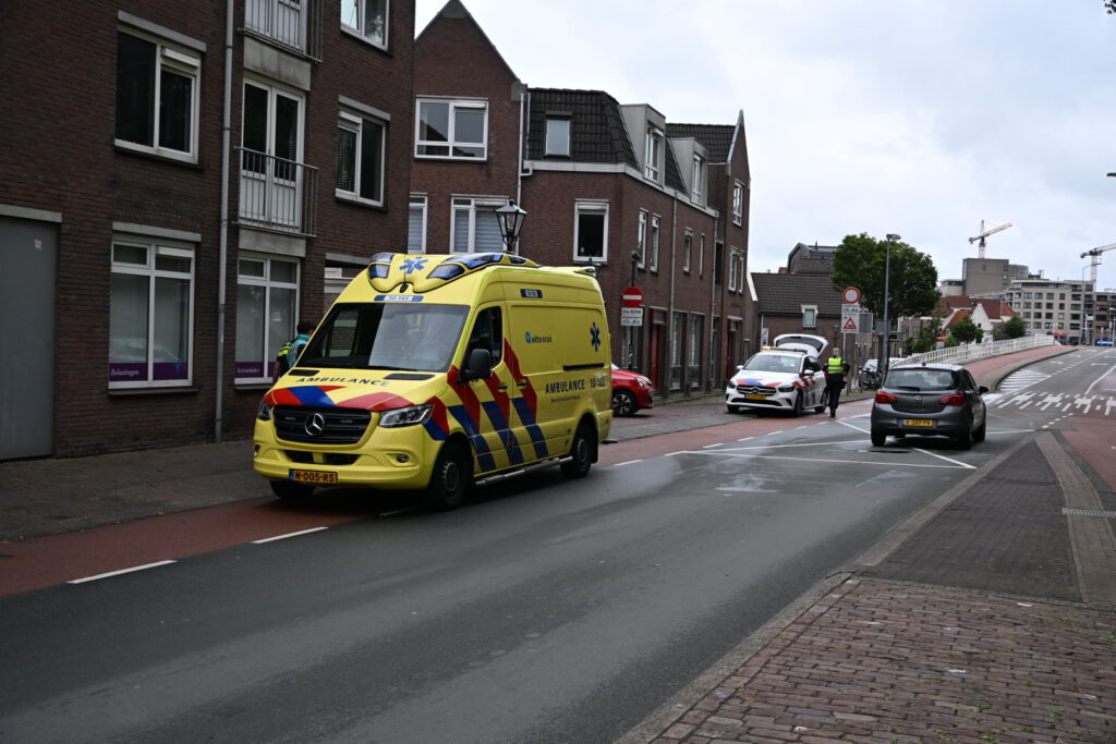 Automobilist en scooterrijder komen met elkaar in botsing in Alkmaar [FOTO'S]