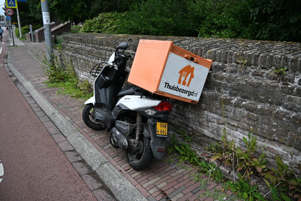 Automobilist en scooterrijder komen met elkaar in botsing in Alkmaar [FOTO'S]