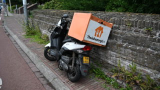 Automobilist en scooterrijder komen met elkaar in botsing in Alkmaar [FOTO'S]