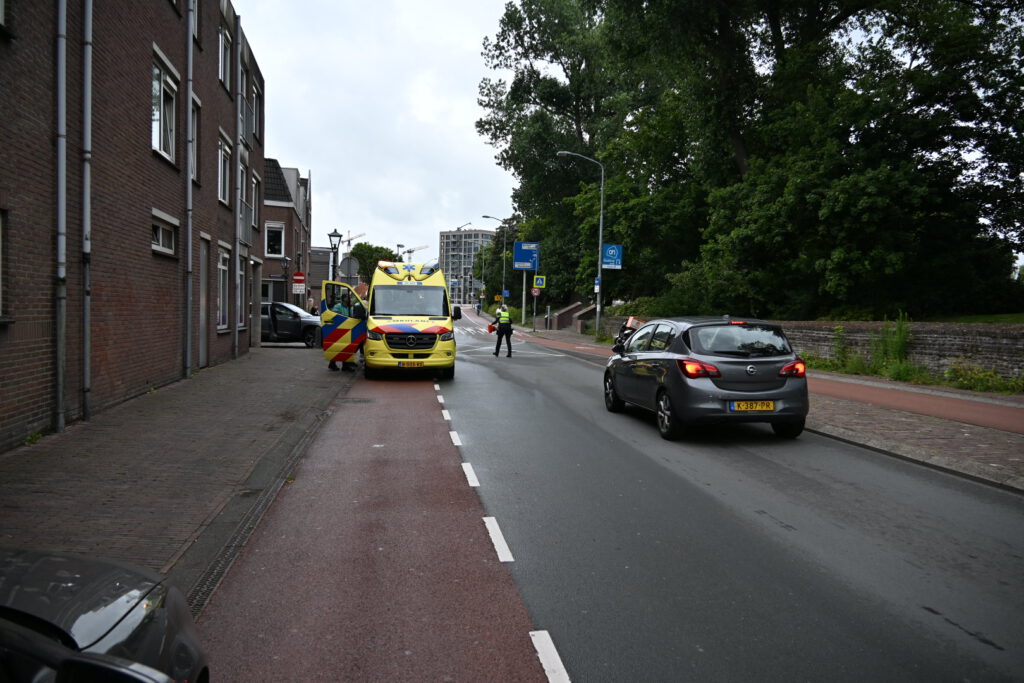 Automobilist en scooterrijder komen met elkaar in botsing in Alkmaar [FOTO'S]