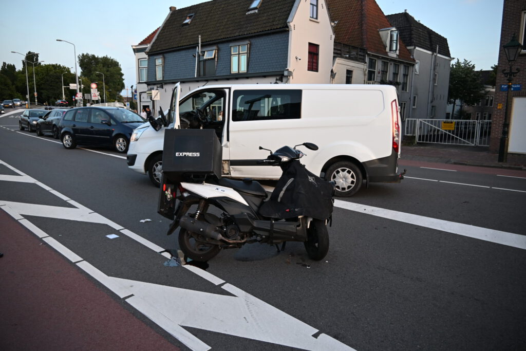 Bestelbus en maaltijd bezorger komen met elkaar in botsing [FOTO'S]