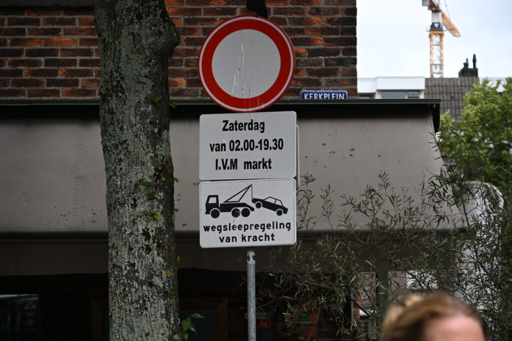 Bestuurder rijdt drukke winkelstraat Alkmaar in: politie zoekt getuigen
