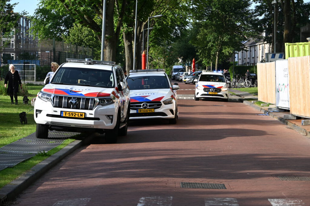 Zwaargewonde na steekpartij bij flat Melis Stokelaan, persoon aangehouden door politie [FOTO'S]