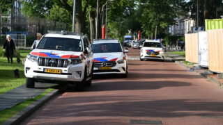 Zwaargewonde na steekpartij bij flat Melis Stokelaan, persoon aangehouden door politie [FOTO'S]