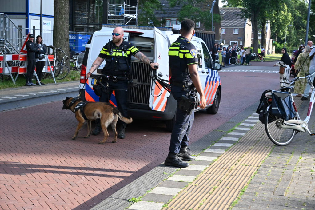 Zwaargewonde na steekpartij bij flat Melis Stokelaan, persoon aangehouden door politie [FOTO'S]