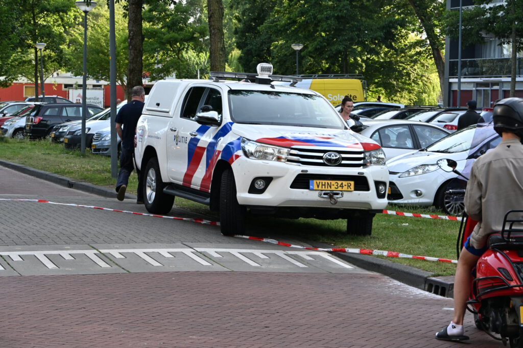 Zwaargewonde na steekpartij bij flat Melis Stokelaan, persoon aangehouden door politie [FOTO'S]
