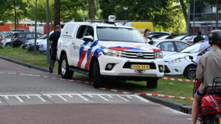 Zwaargewonde na steekpartij bij flat Melis Stokelaan, persoon aangehouden door politie [FOTO'S]