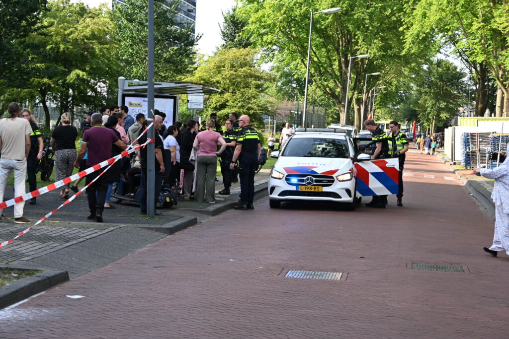 Zwaargewonde na steekpartij bij flat Melis Stokelaan, persoon aangehouden door politie [FOTO'S]