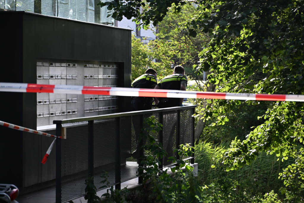 Zwaargewonde na steekpartij bij flat Melis Stokelaan, persoon aangehouden door politie [FOTO'S]