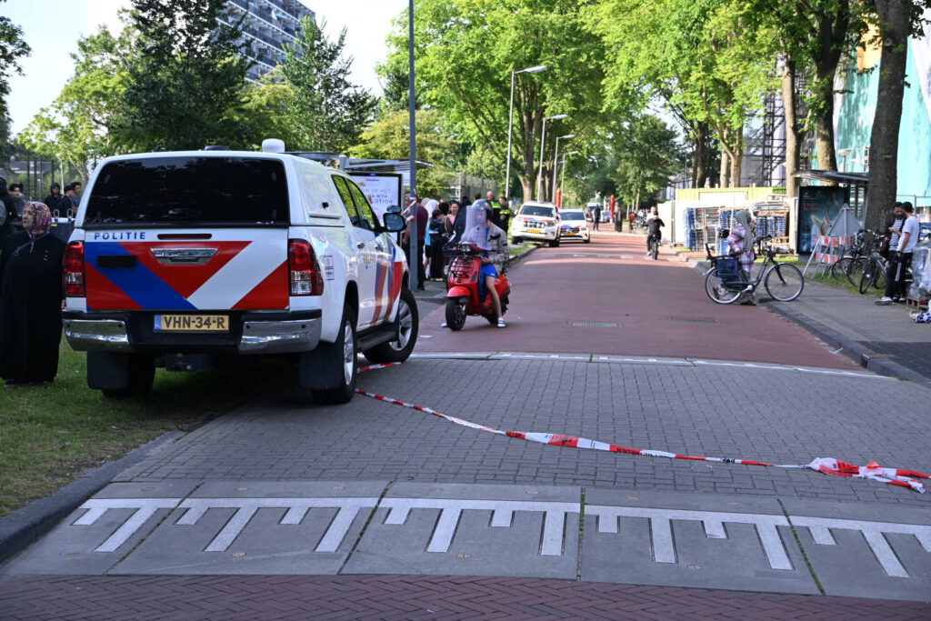 Zwaargewonde na steekpartij bij flat Melis Stokelaan, persoon aangehouden door politie [FOTO'S]