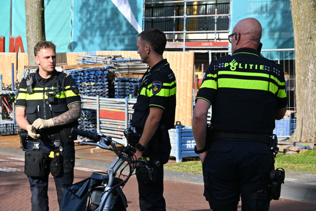 Zwaargewonde na steekpartij bij flat Melis Stokelaan, persoon aangehouden door politie [FOTO'S]