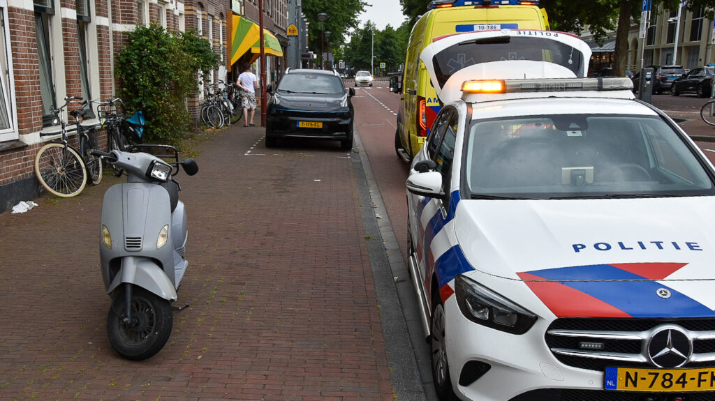 Scooter onderuit op Stationsweg in Alkmaar na noodstop [FOTO'S]