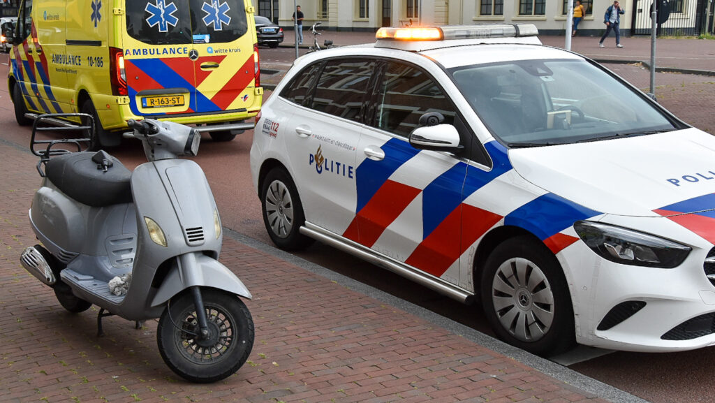 Scooter onderuit op Stationsweg in Alkmaar na noodstop [FOTO'S]