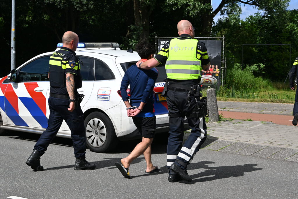 Twee gewonden en aanhoudingen na steekpartij bij het AZC in Alkmaar [FOTO'S]