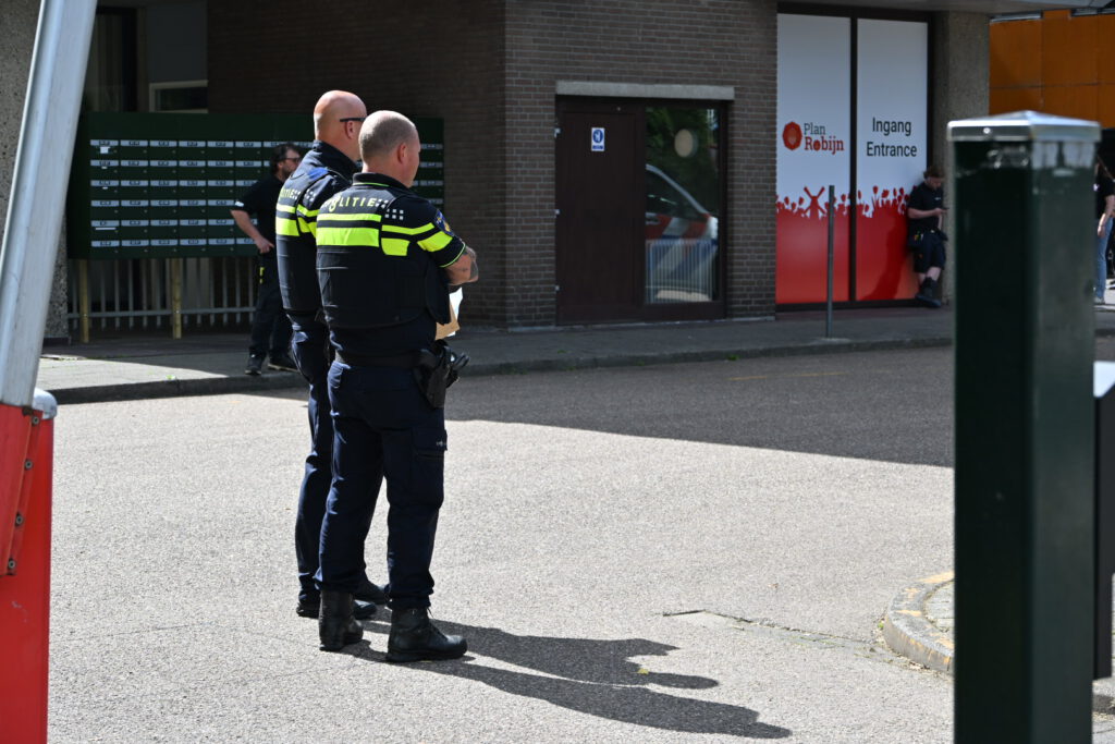 Twee gewonden en aanhoudingen na steekpartij bij het AZC in Alkmaar [FOTO'S]