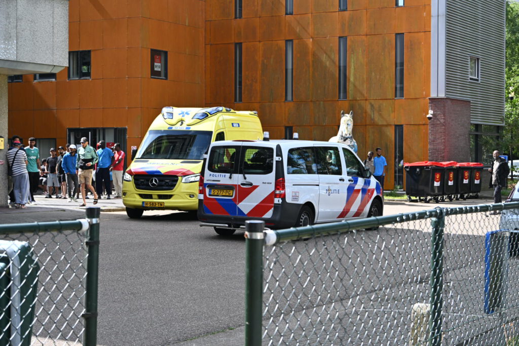 Twee gewonden en aanhoudingen na steekpartij bij het AZC in Alkmaar [FOTO'S]