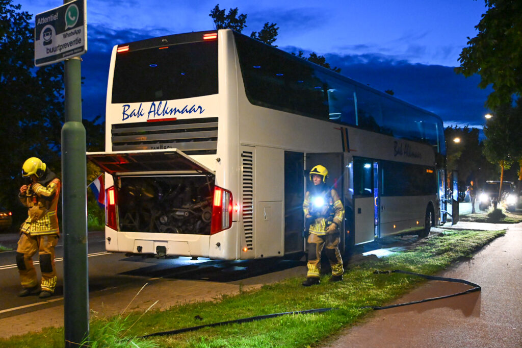 Brandweer opgeroepen voor mogelijke brand in bus in Heiloo [FOTO'S]