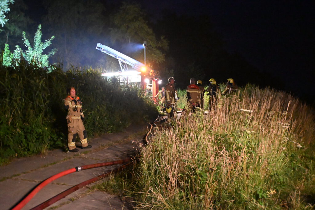 Brand in leegstaande schuur in Oudkarspel [FOTO'S]
