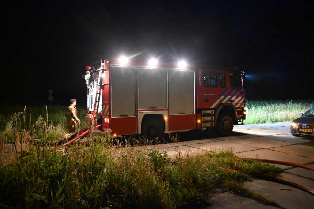 Brand in leegstaande schuur in Oudkarspel [FOTO'S]