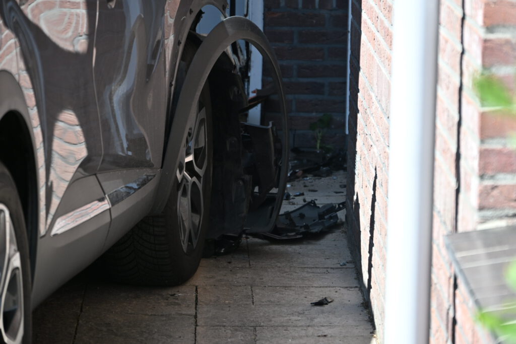 Vrouw rijdt garage binnen met haar auto in Heerhugowaard [FOTO'S]
