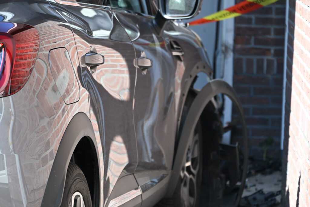 Vrouw rijdt garage binnen met haar auto in Heerhugowaard [FOTO'S]