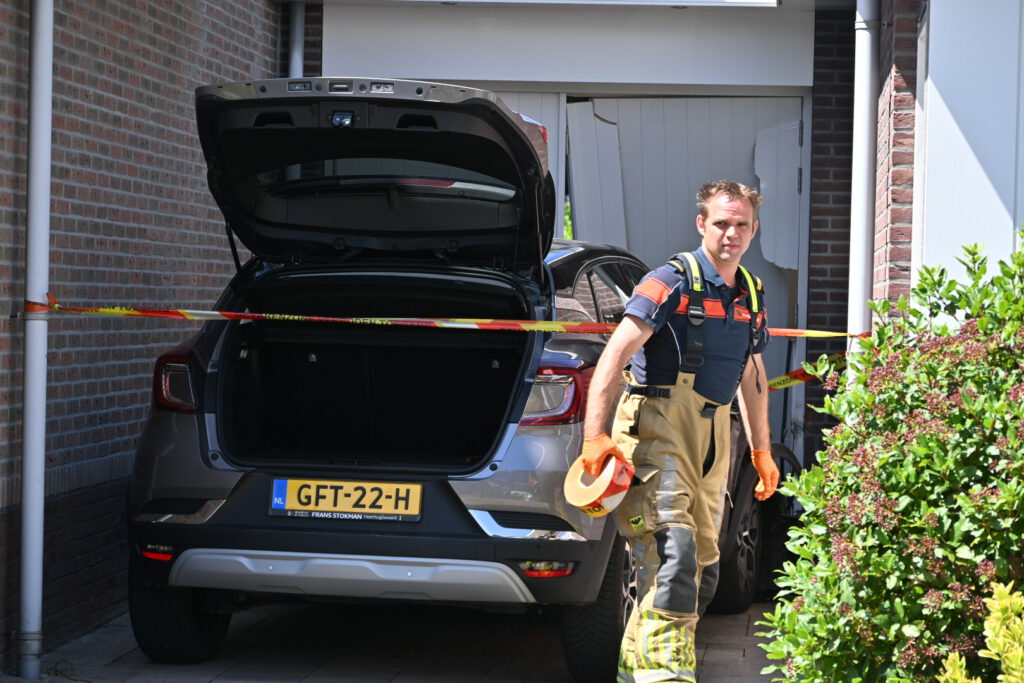 Vrouw rijdt garage binnen met haar auto in Heerhugowaard [FOTO'S]